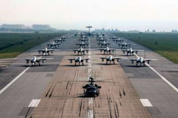 米空軍「戦闘態勢だ」ツイート 嘉手納に戦闘機集結写真サムネイル