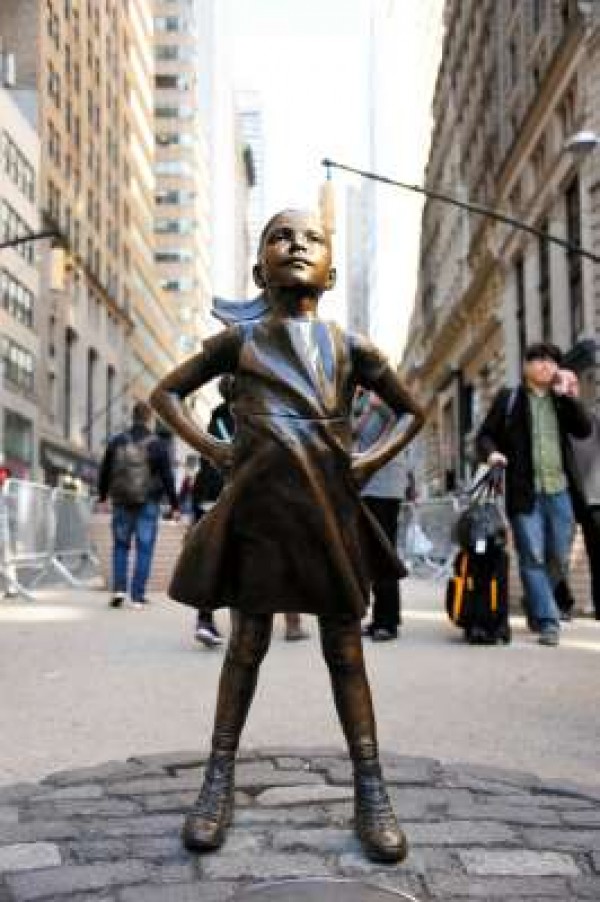 ＮＹ「恐れを知らぬ少女」像、展示延長 来年３月までサムネイル